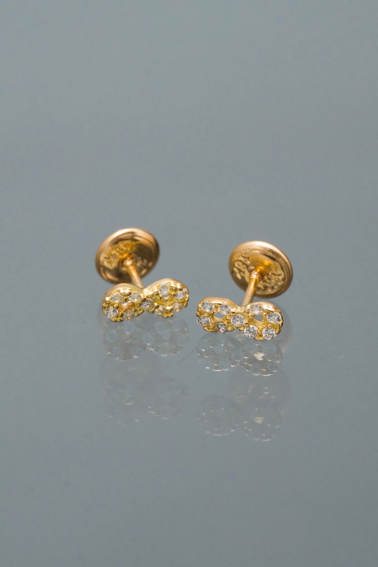 Topos infinito con swarovski blanco 0.8gr / Largo 0.34cm / Oro Amarillo Nac B