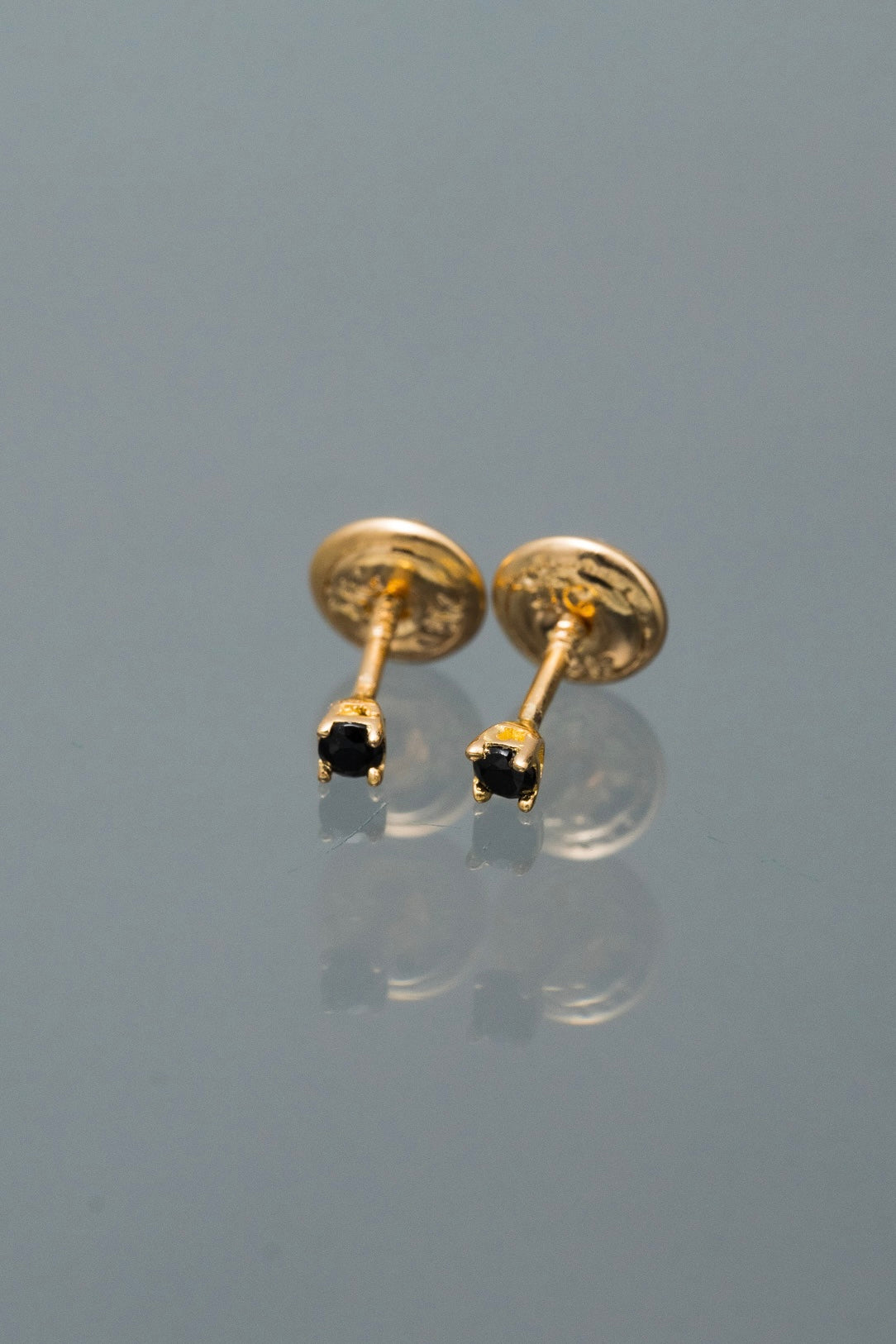 Topos con swarovski negro 0.5gr / Largo 0.2cm / Oro Amarillo Nac B