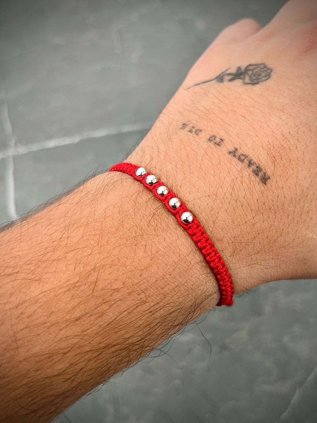 Pulsera en hilo rojo con bolas lisas 0.4gr — Oro Blanco