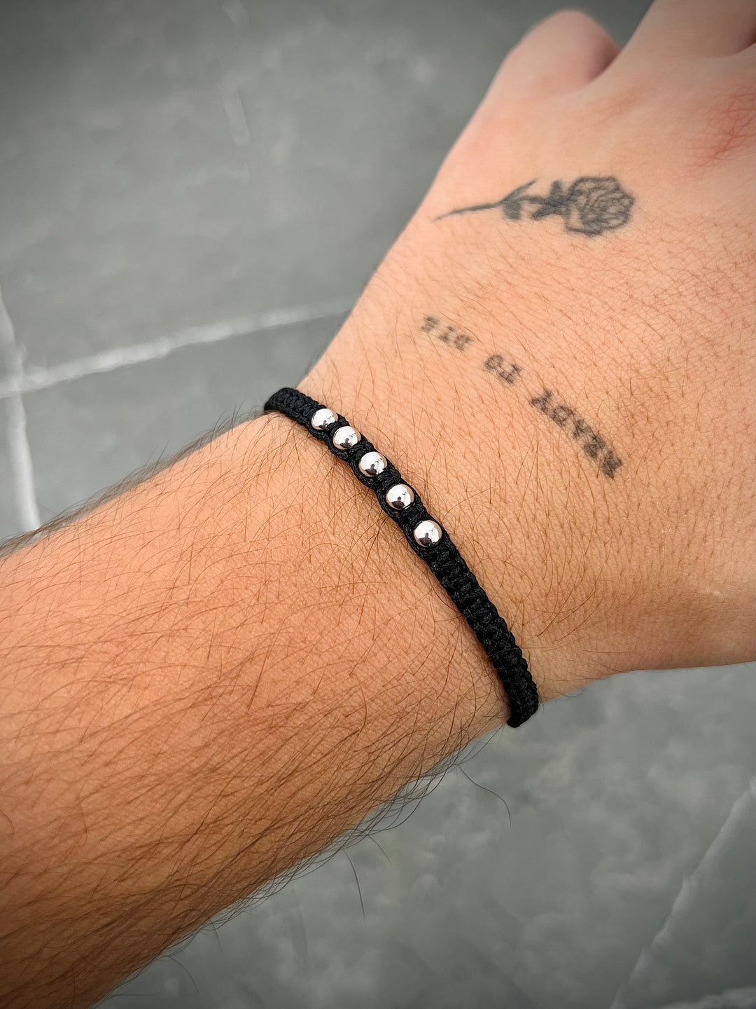 Pulsera en hilo negro con bolas lisas 0.4gr — Oro Blanco