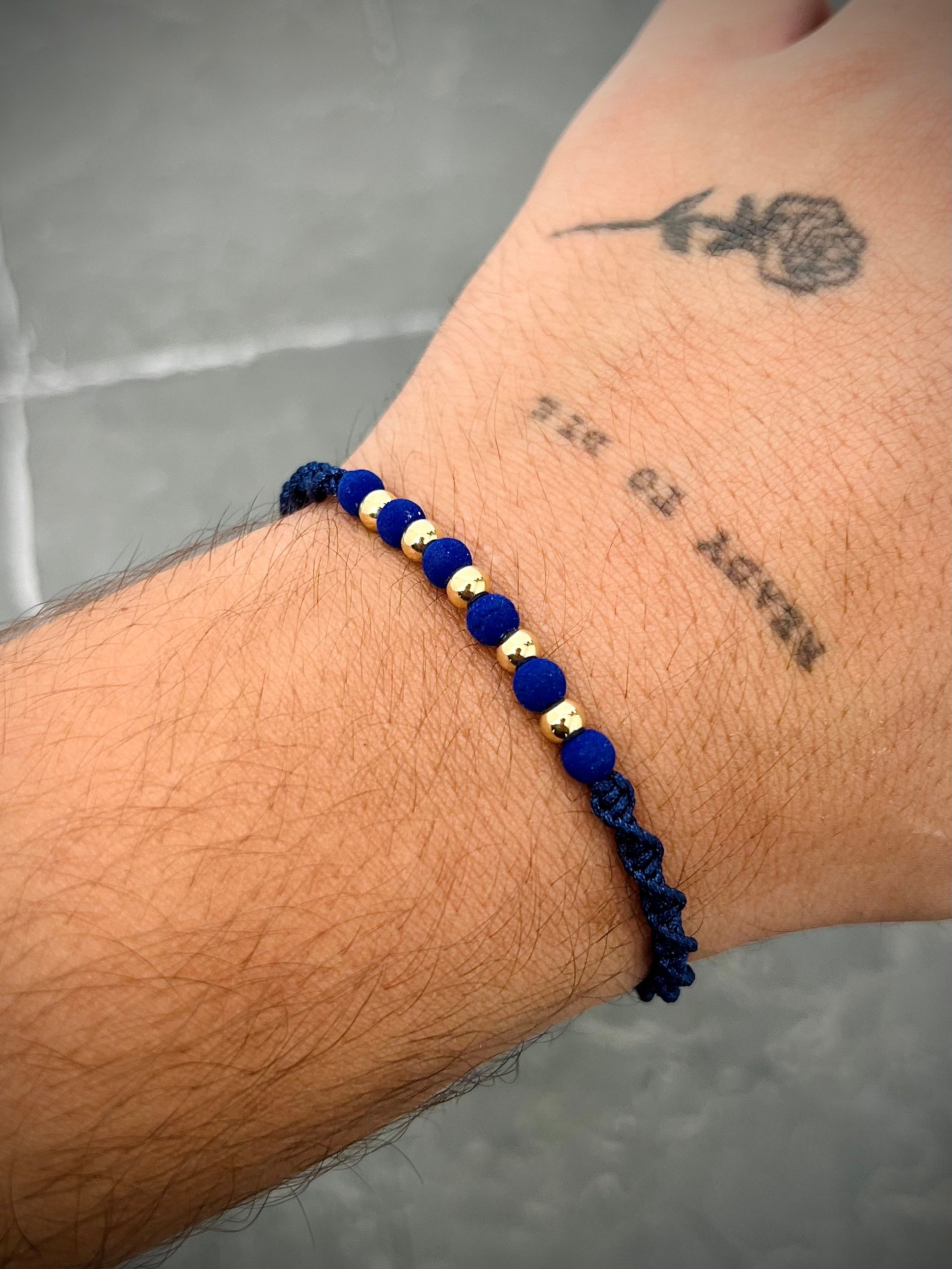 Pulsera en hilo azul oscuro con bolas lisas y neoprenos 0.4gr / Oro Amarillo (Joya) M