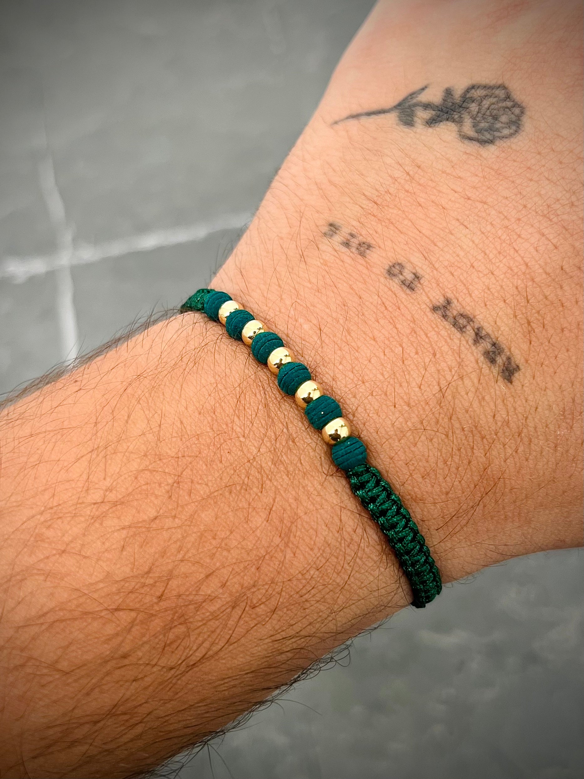 Pulsera en hilo verde con bolas lisas y neoprenos 0.4gr / Oro Amarillo (Joya) M