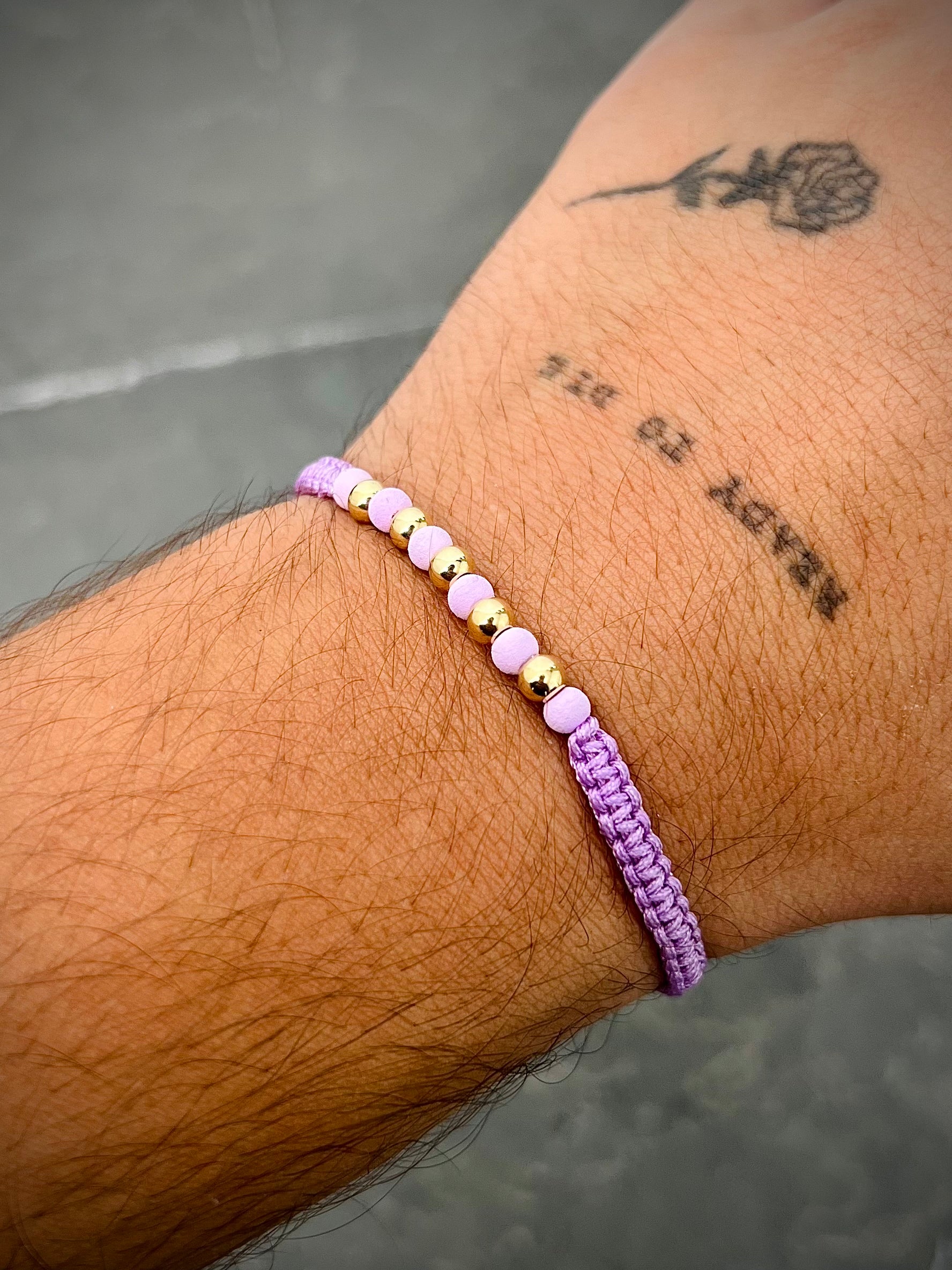 Pulsera en hilo morado con bolas lisas y neoprenos 0.4gr / Oro Amarillo (Joya) M