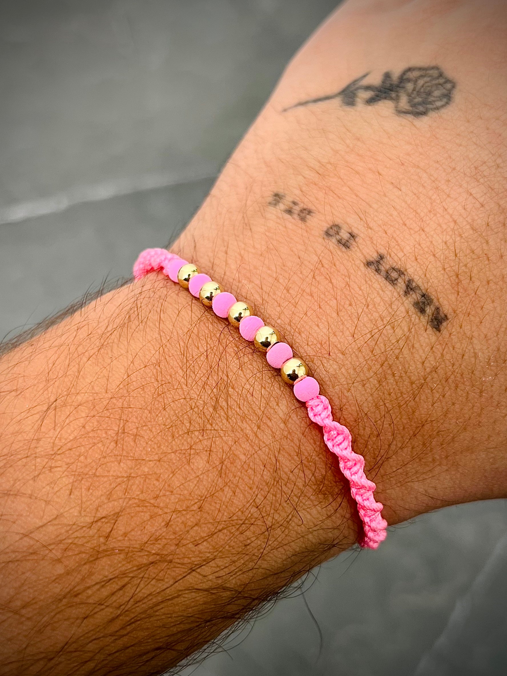 Pulsera en Hilo Rosado con bolas lisas y neoprenos 0.4gr / Oro Amarillo (Joya) M