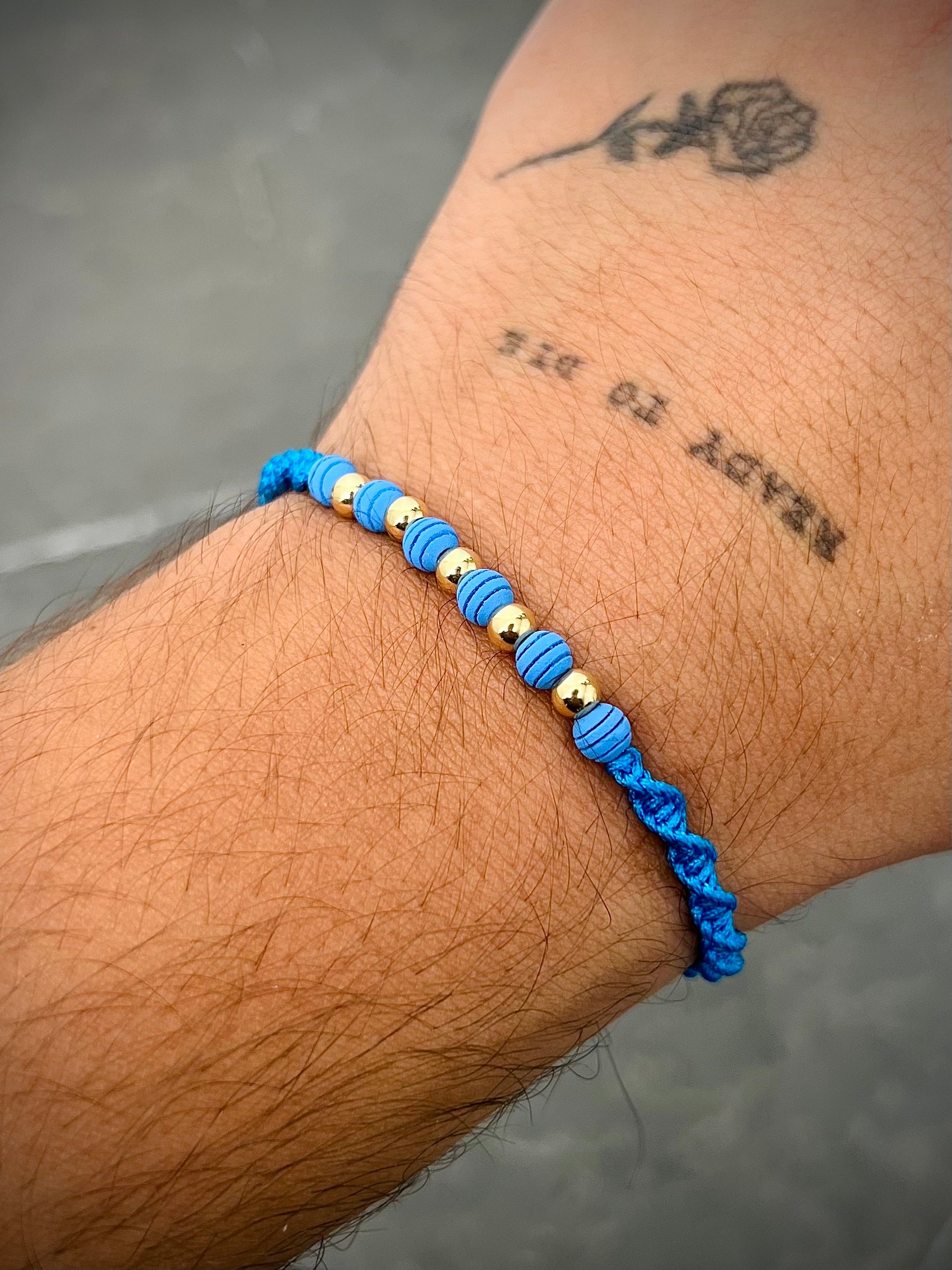 Pulsera en hilo azul con bolas lisas y neoprenos 0.4gr / Oro Amarillo (Joya) M
