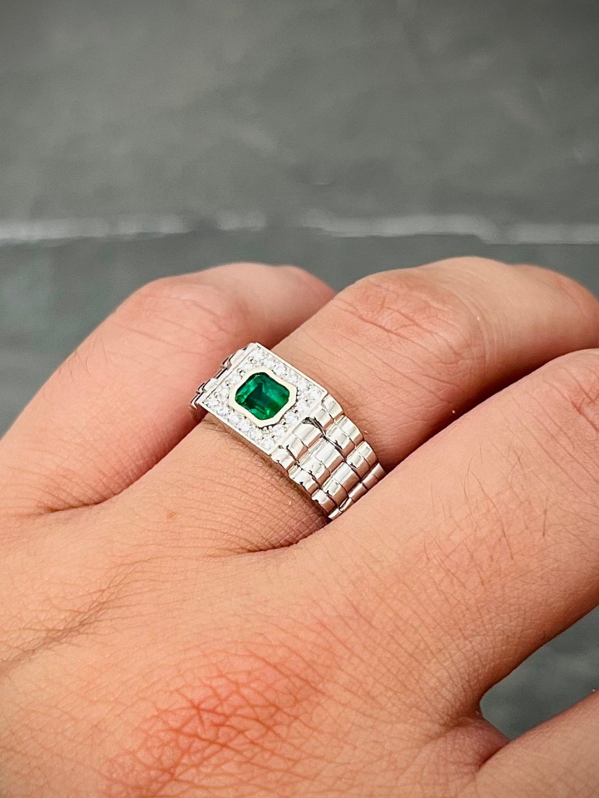 Anillo con 41pts de esmeralda y 16pts de diamantes 5.8gr / TALLA 9 1/2 / Oro Blanco (Joya) B