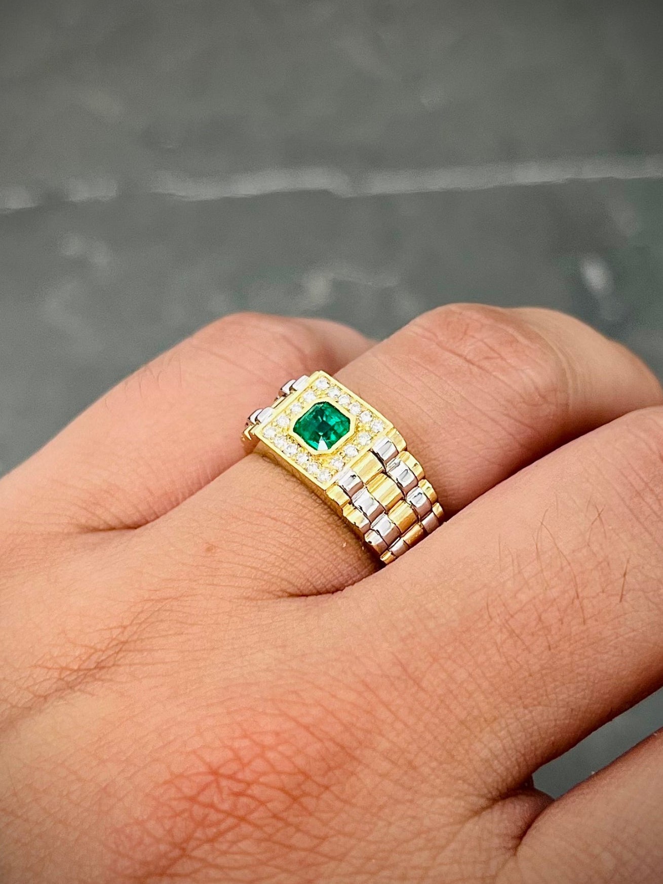 Anillo con 44pts de esmeralda y 16pts de diamantes 6.1gr / TALLA 7 3/4 / Dos Oros (Joya) M