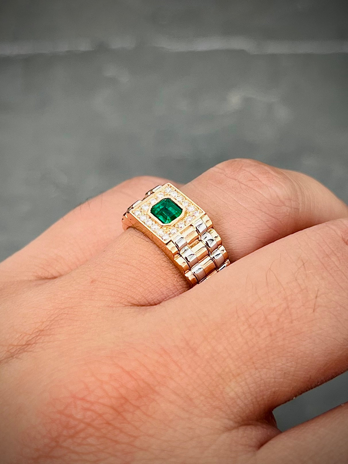 Anillo con 43pts de esmeralda y 16pts de diamantes 6.7gr / TALLA 8 1/4 / Dos Oros (Joya) M