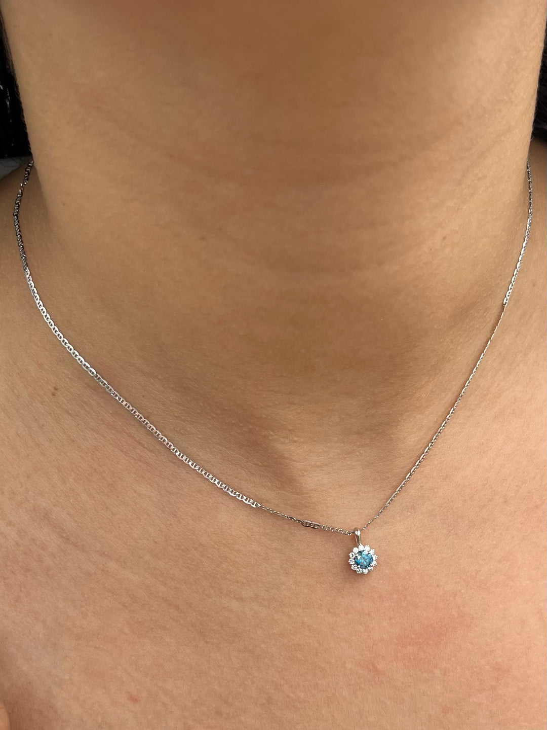 Dije con 22pts de diamante azul y 11pts de diamantes blanco 0.5gr / Largo 1cm / Oro Blanco (Joya) B