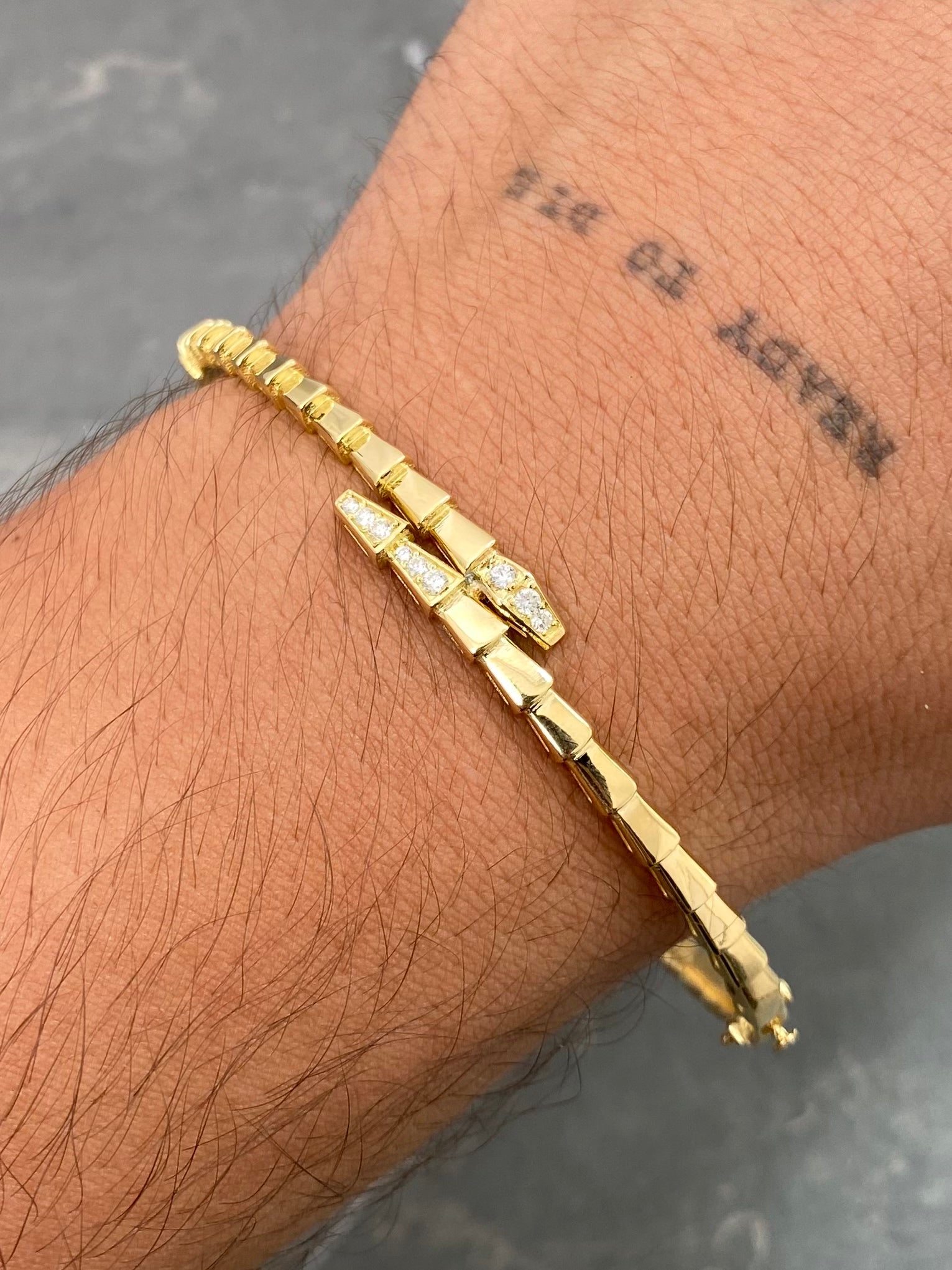Pulso aro con 17pts de diamantes 22,95gr / Largo 20.5cm / Oro Amarillo (Joya) M