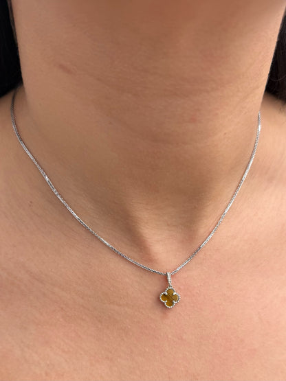 Dije lucky clover piedra cafe 0.7gr / Largo 1.6cm — Oro Blanco