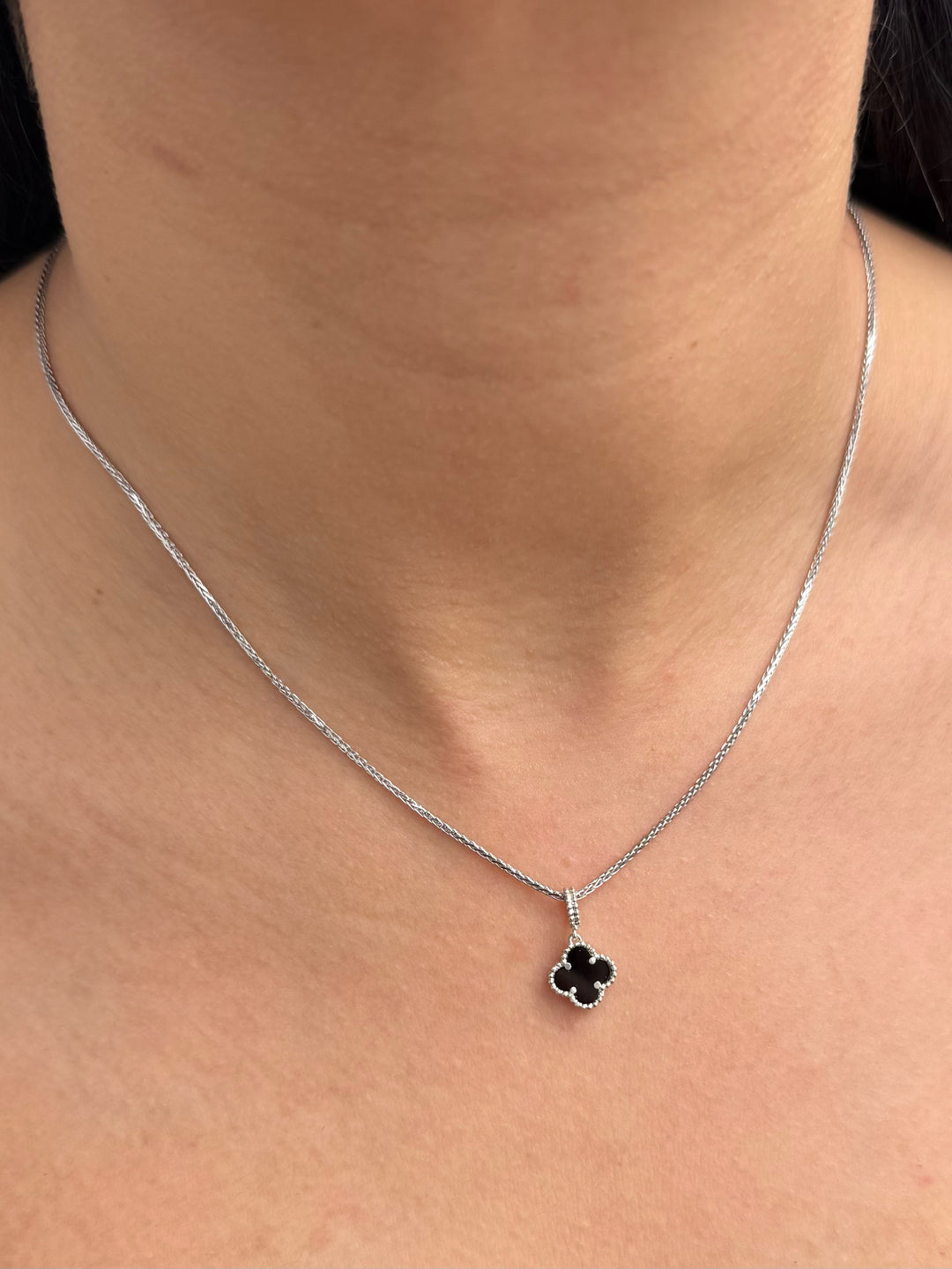 Dije lucky clover piedra negra 0.75gr / Largo 1.6cm — Oro Blanco