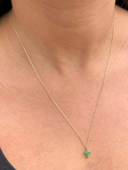 Cadena Aro Seguido con Dije Cruz 19pts de Esmeraldas 2.15gr / 50cm / 1mm — Oro Amarillo