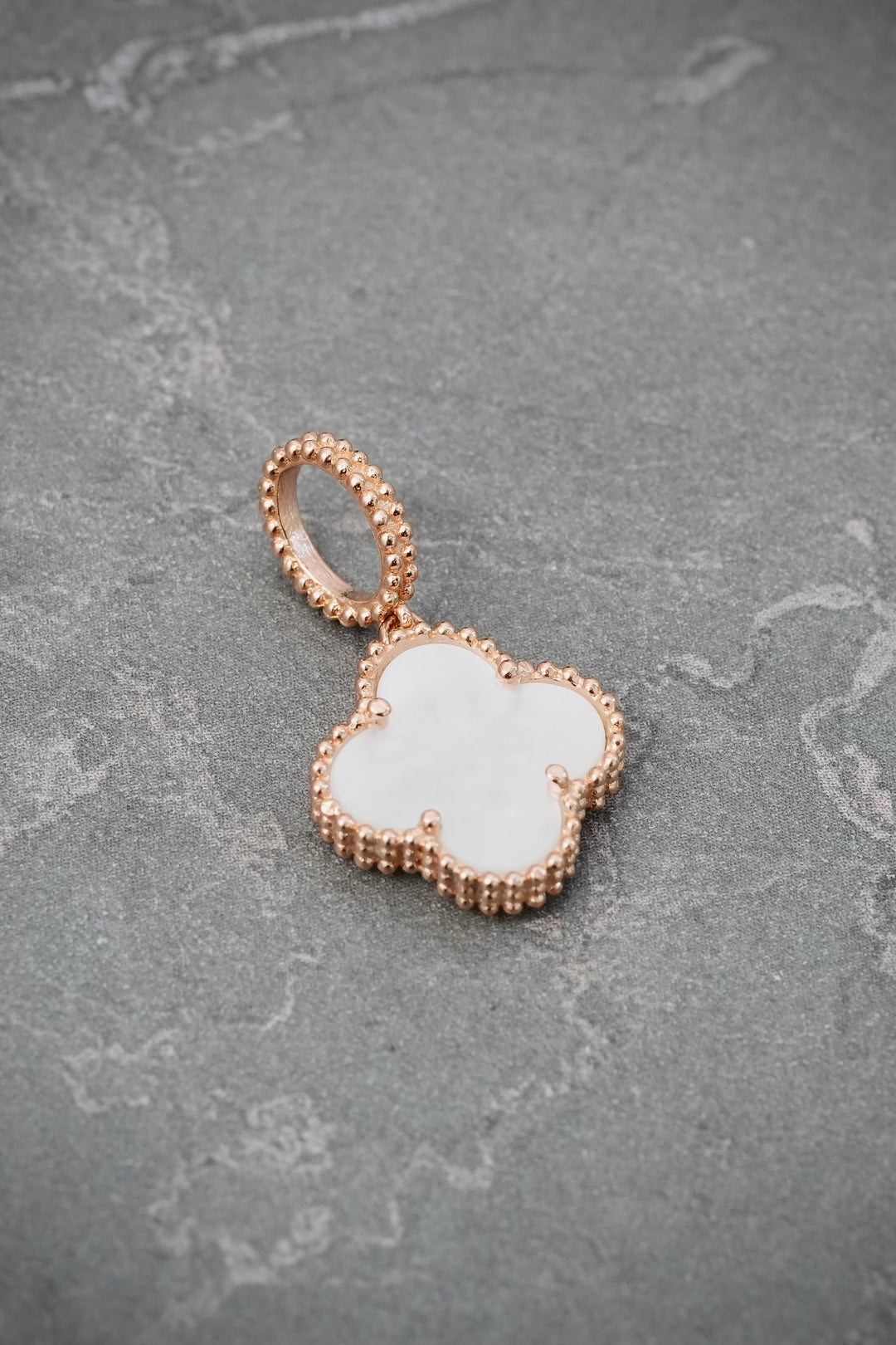 Dije Lucky Clover Piedra Blanca 1.75gr / 2.3cm / 13.8mm — Oro Rosado