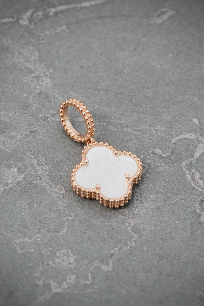 Dije lucky clover piedra blanca 1.85gr / Largo 2.3cm / Oro Rosado Nac M