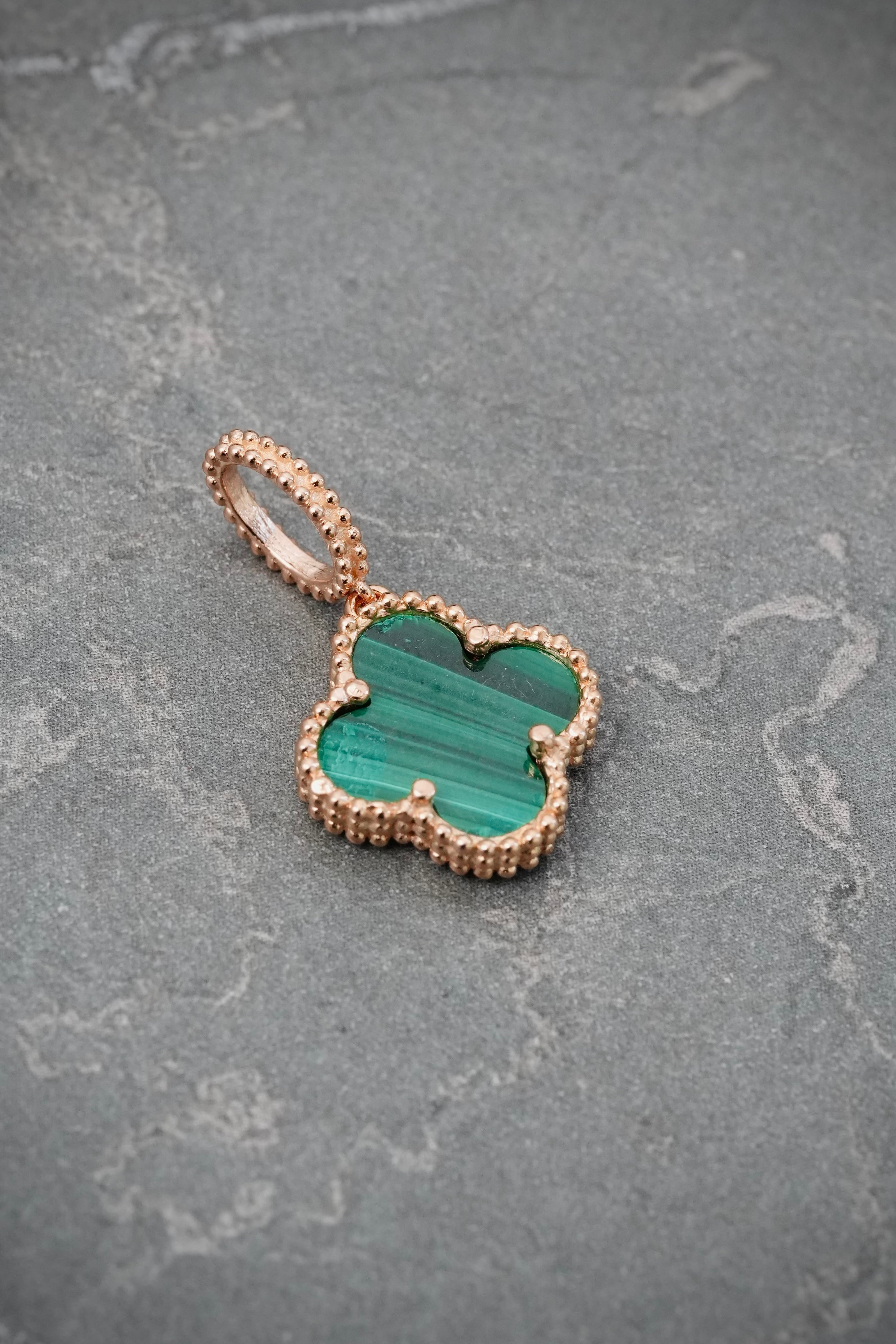 Dije lucky clover piedra verde 2.15gr / Largo 2.3cm / Oro Rosado Nac M