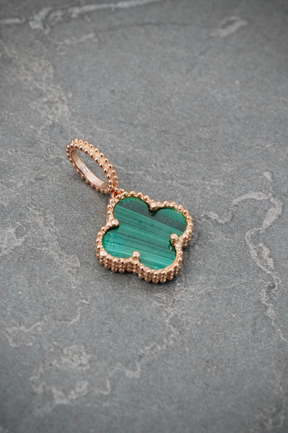 Dije lucky clover piedra verde 2.15gr / Largo 2.3cm / Oro Rosado Nac M