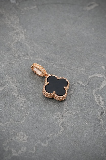 Dije lucky clover piedra Negra 0.9gr / Largo 1.6cm / Oro Rosado Nac M