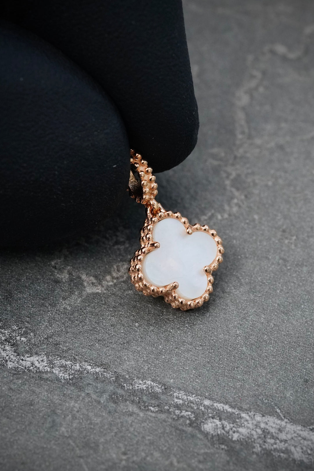 Dije Lucky Clover Piedra Blanca 0.95gr / 1.6cm / 9.7mm — Oro Amarillo