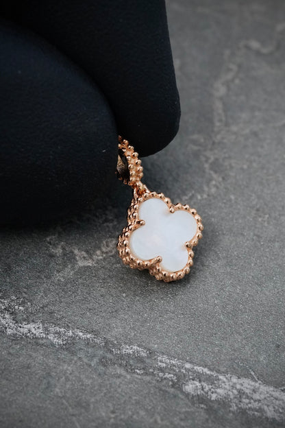 Dije Lucky Clover Piedra Blanca 0.95gr / 1.6cm / 9.7mm — Oro Amarillo