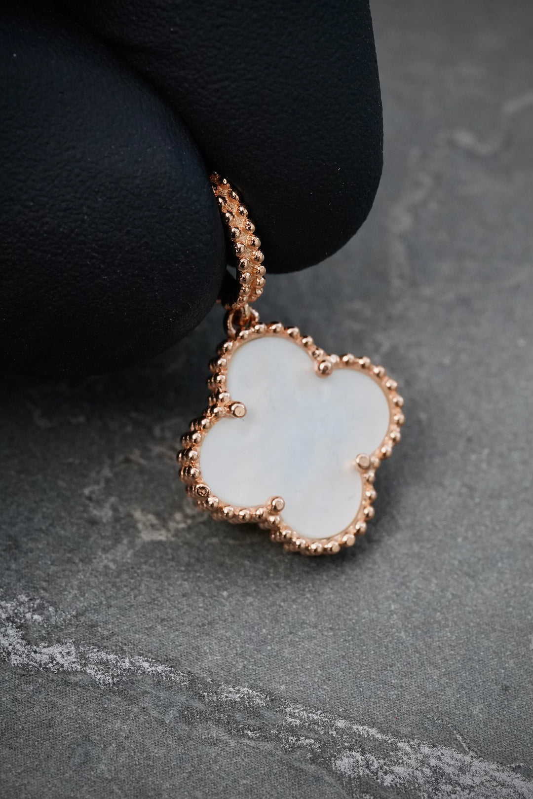 Dije Lucky Clover Piedra Blanca 1.75gr / 2.3cm / 13.8mm — Oro Rosado