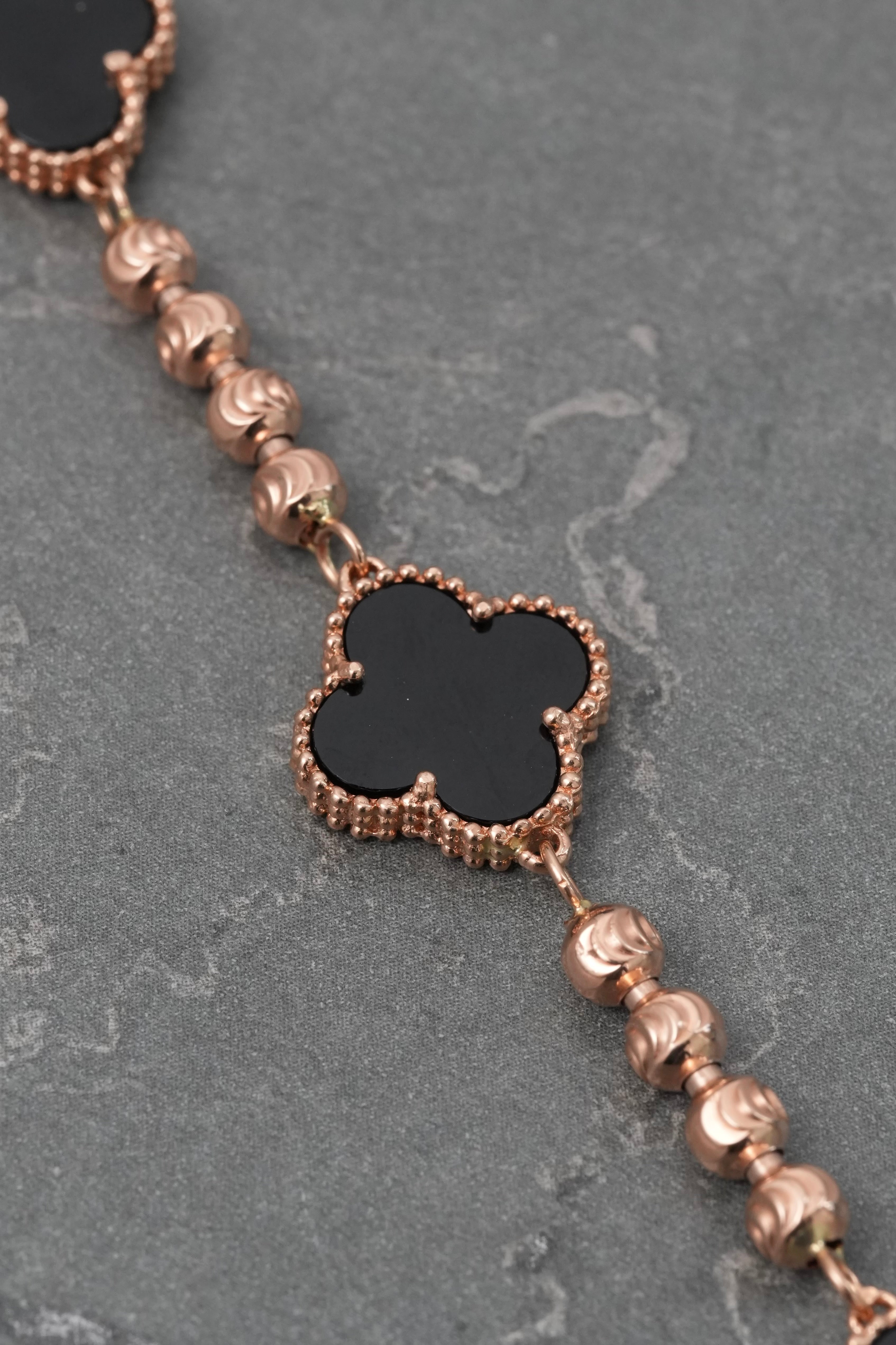 Pulso Lucky Clover Piedra Negra 10.5gr / 18cm / 13.9mm — Oro Rosado