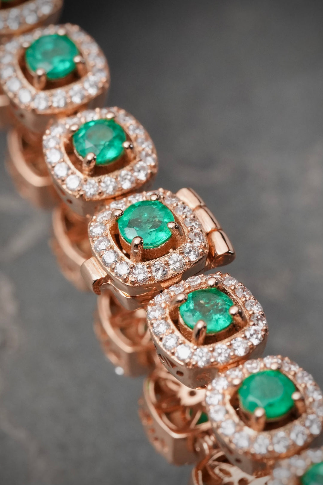 Pulso Tenis con 446pts de Esmeralda y 368pts de Diamantes 25.75gr / 19cm / 7.7mm — Oro Rosado