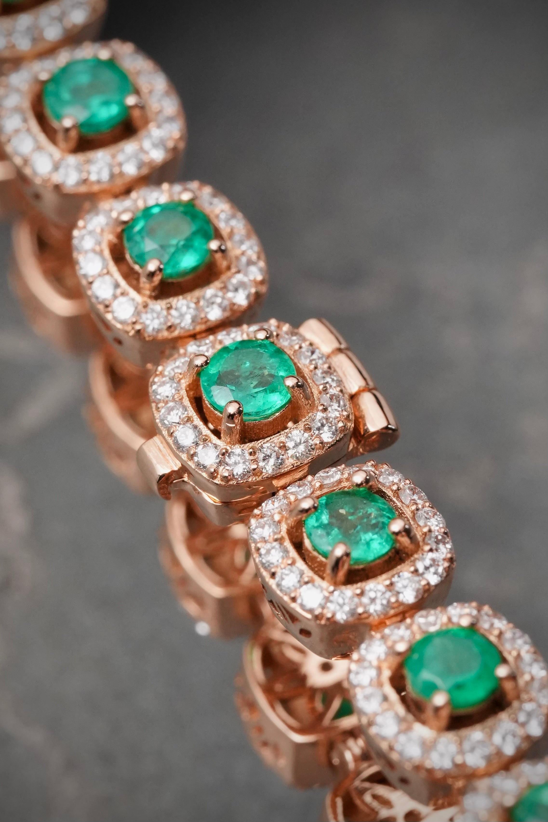 Pulso Tenis con 446pts de Esmeralda y 368pts de Diamantes 25.75gr / 19cm / 7.7mm — Oro Rosado