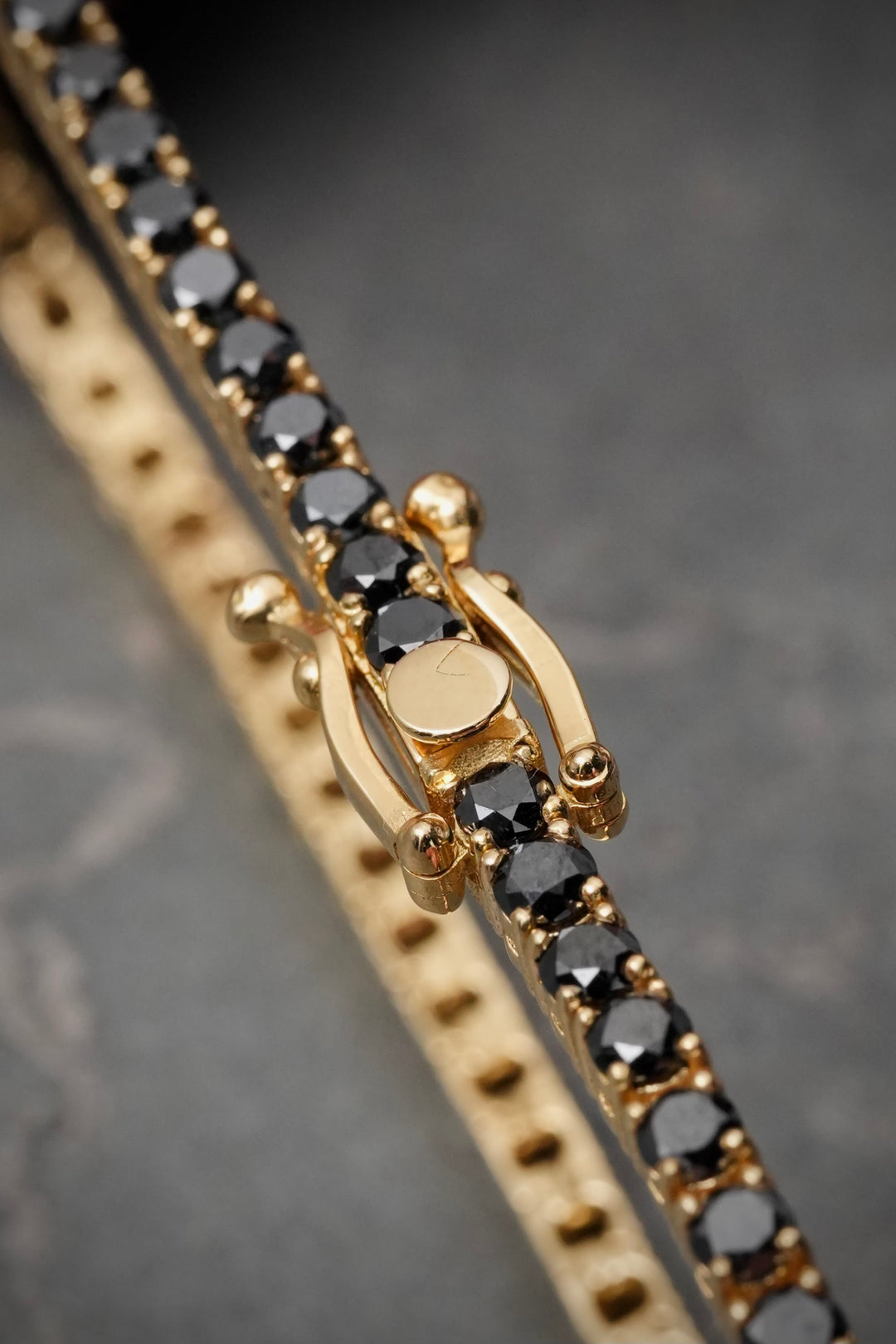 Pulso Tenis con 504pts de Diamante Negro 10.65gr / 18cm / 2.6mm — Oro Amarillo