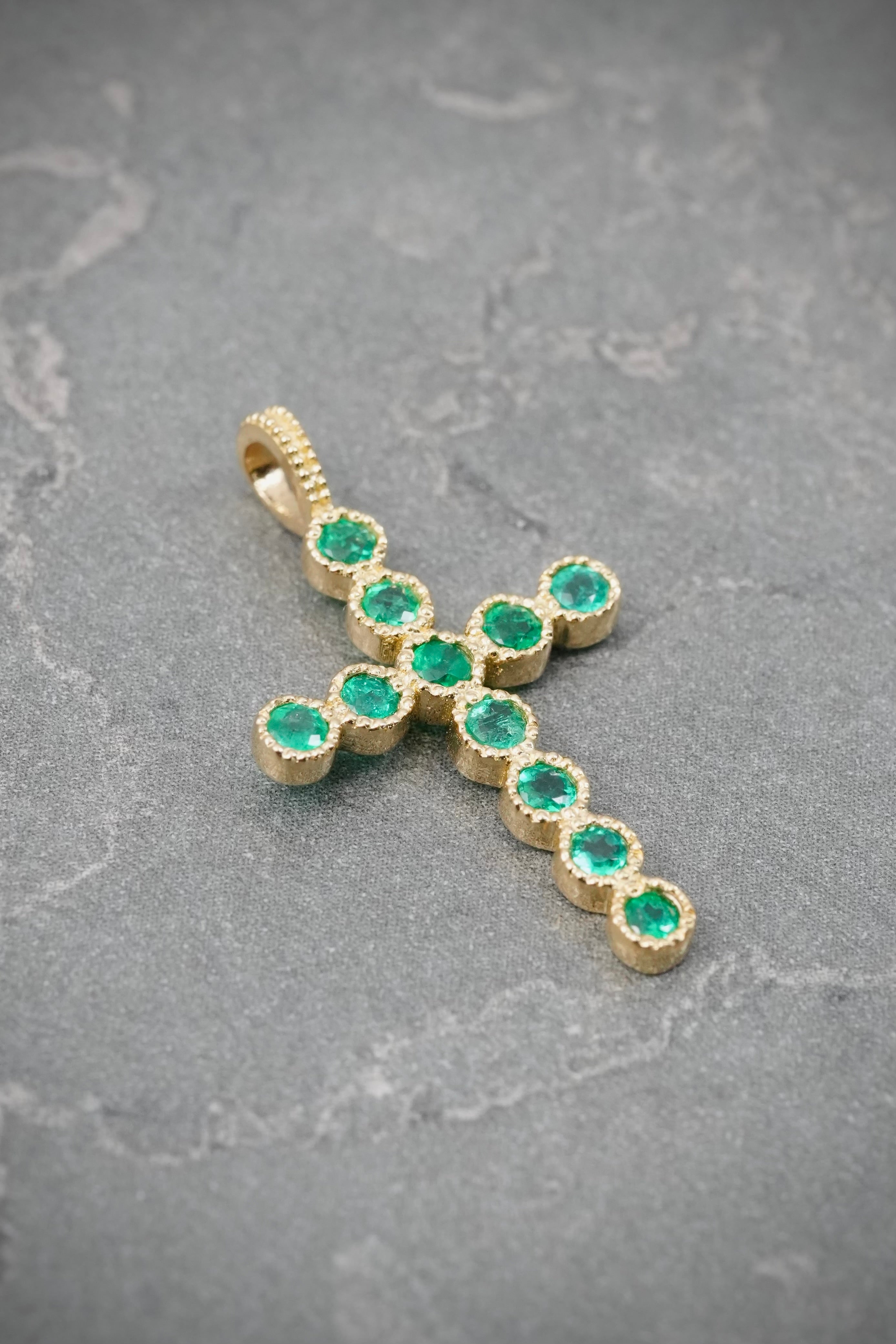Dije Cruz con 40pts de Esmeraldas 1.25gr / 2.5cm / 15mm — Oro Amarillo