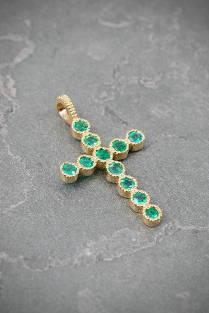 Dije Cruz con 40pts de Esmeraldas 1.25gr / 2.5cm / 15mm — Oro Amarillo