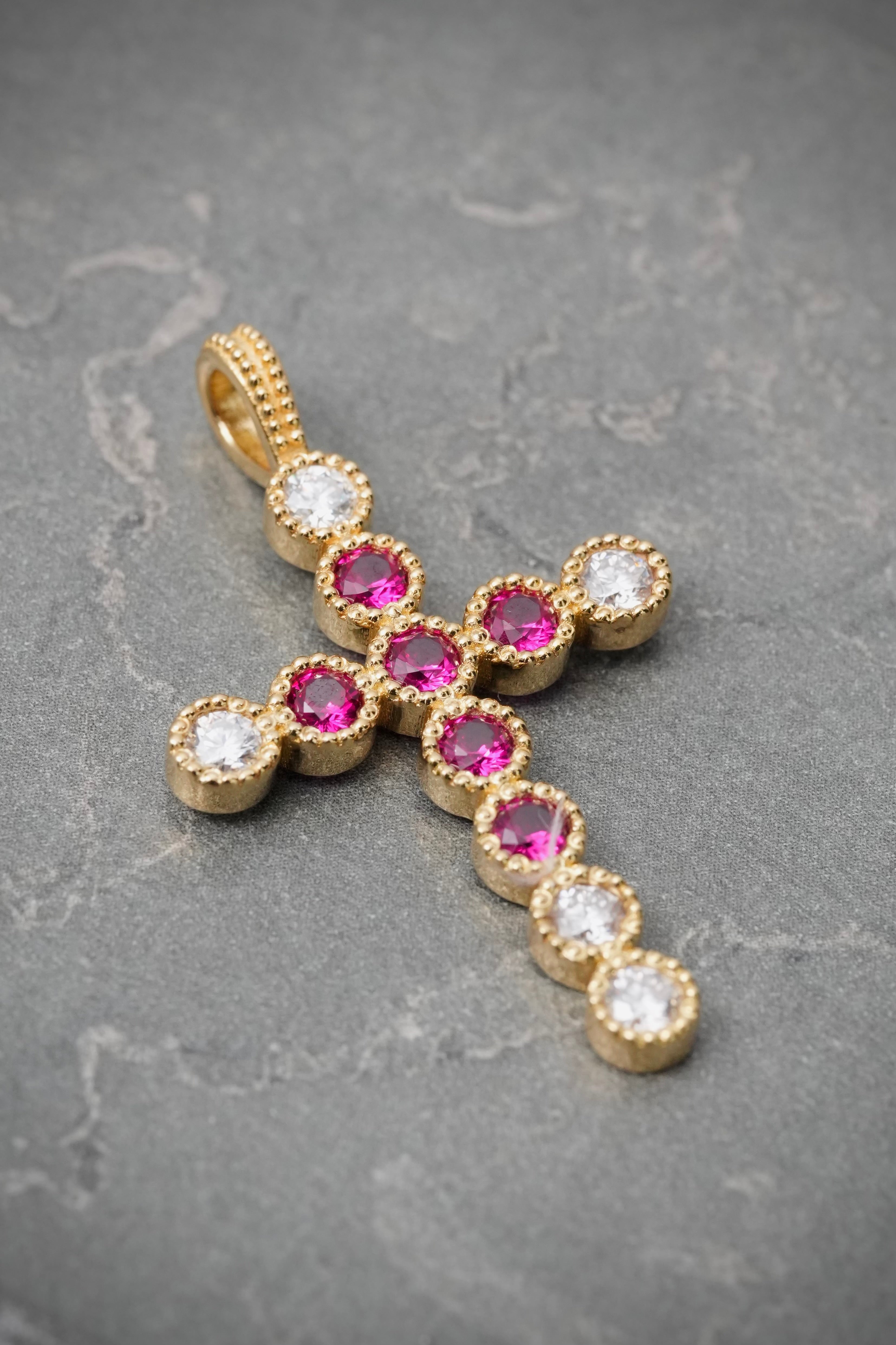 Dije Cruz con 133pts de Moissanita fucsia y blanca 4.55gr / 3.7cm / 22.7mm — Oro Amarillo