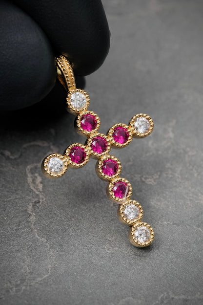 Dije Cruz con 133pts de Moissanita fucsia y blanca 4.55gr / 3.7cm / 22.7mm — Oro Amarillo