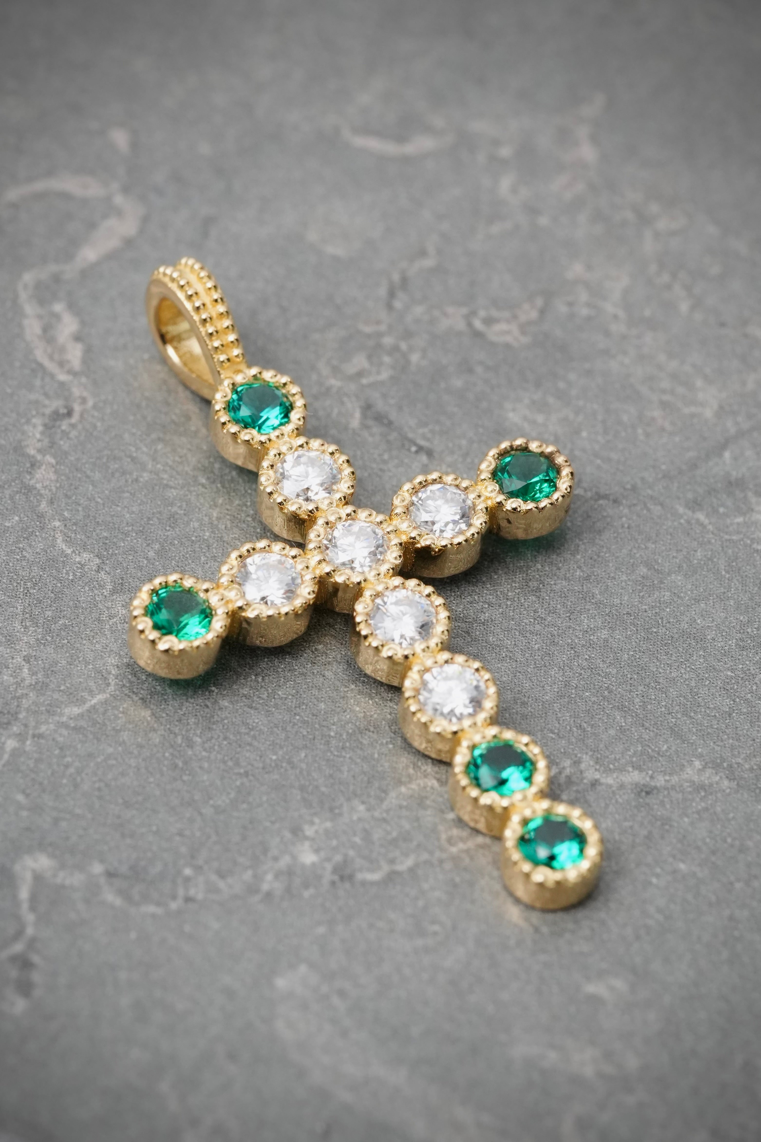 Dije Cruz con 109pts de Moissanita verde y blanca  4.45gr / 3.7cm / 22.7mm — Oro Amarillo