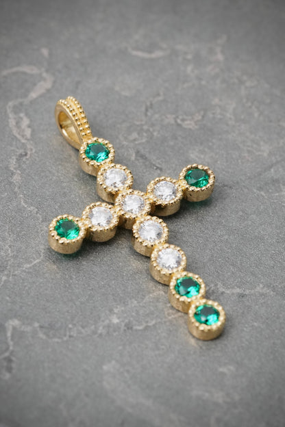 Dije Cruz con 109pts de Moissanita verde y blanca  4.45gr / 3.7cm / 22.7mm — Oro Amarillo
