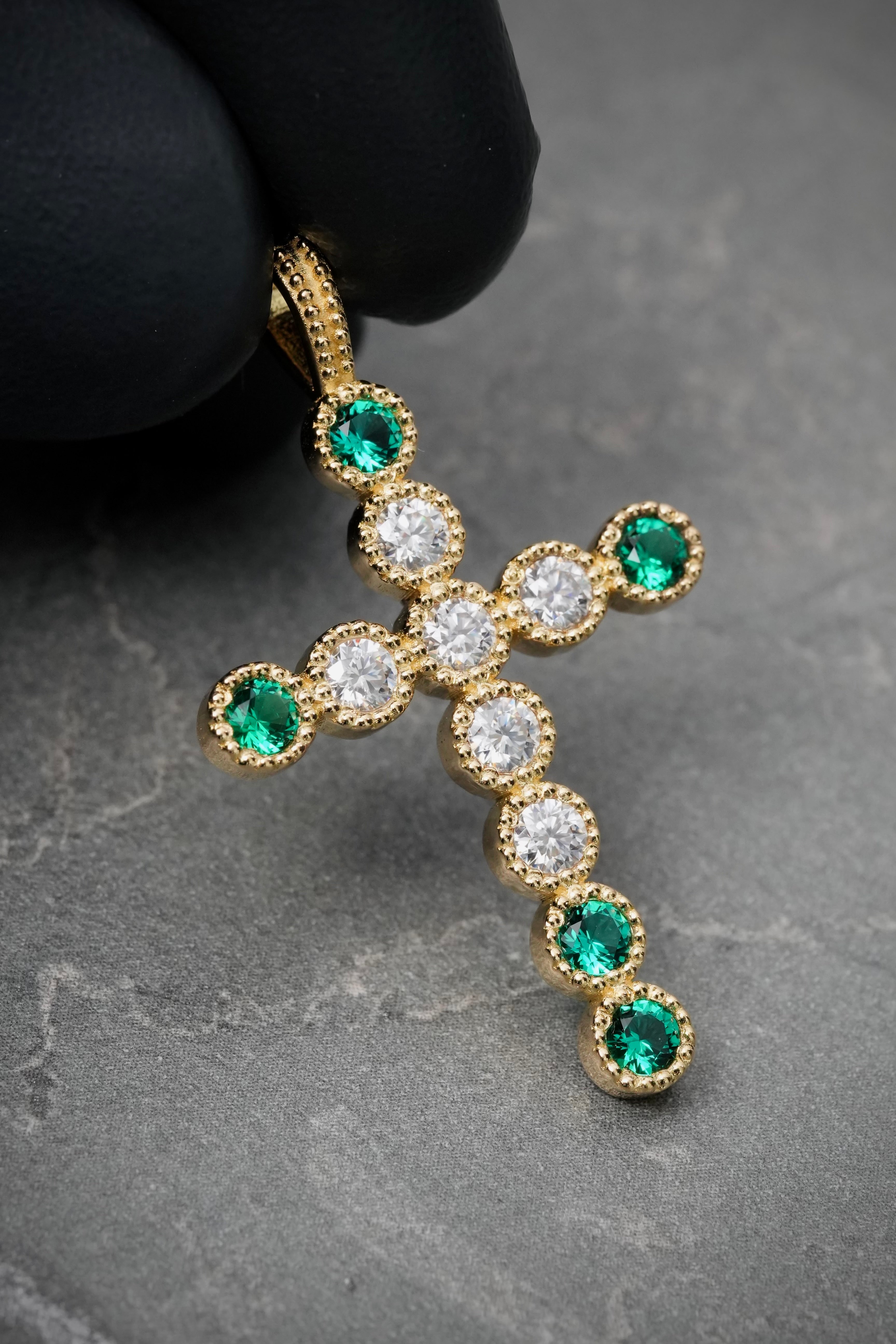 Dije Cruz con 109pts de Moissanita verde y blanca  4.45gr / 3.7cm / 22.7mm — Oro Amarillo