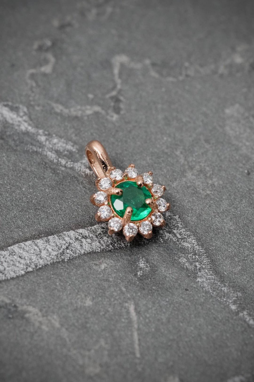 Dije con 26pts de Esmeralda y 12pts de Diamantes 0.6gr / 1.1cm / 7.9mm — Oro Rosado