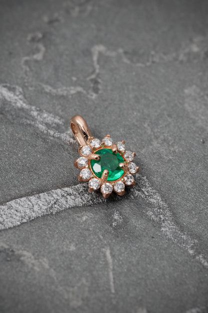 Dije con 26pts de Esmeralda y 12pts de Diamantes 0.6gr / 1.1cm / 7.8mm — Oro Rosado