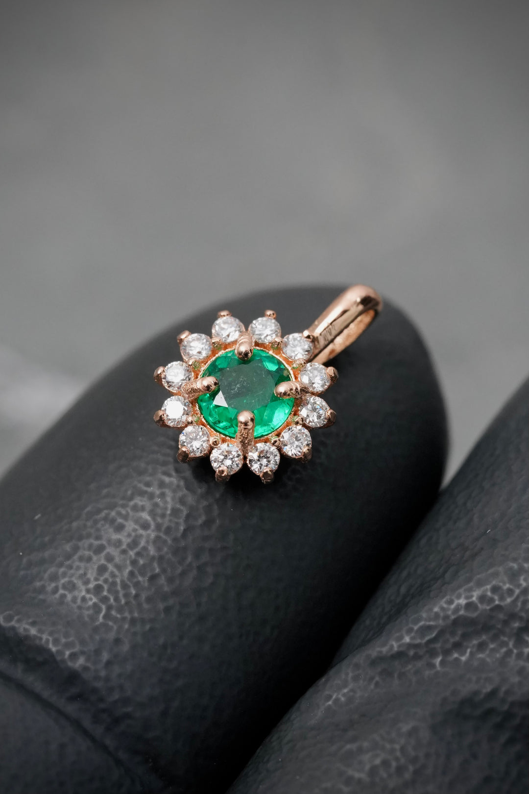 Dije con 26pts de Esmeralda y 12pts de Diamantes 0.6gr / 1.1cm / 7.9mm — Oro Rosado