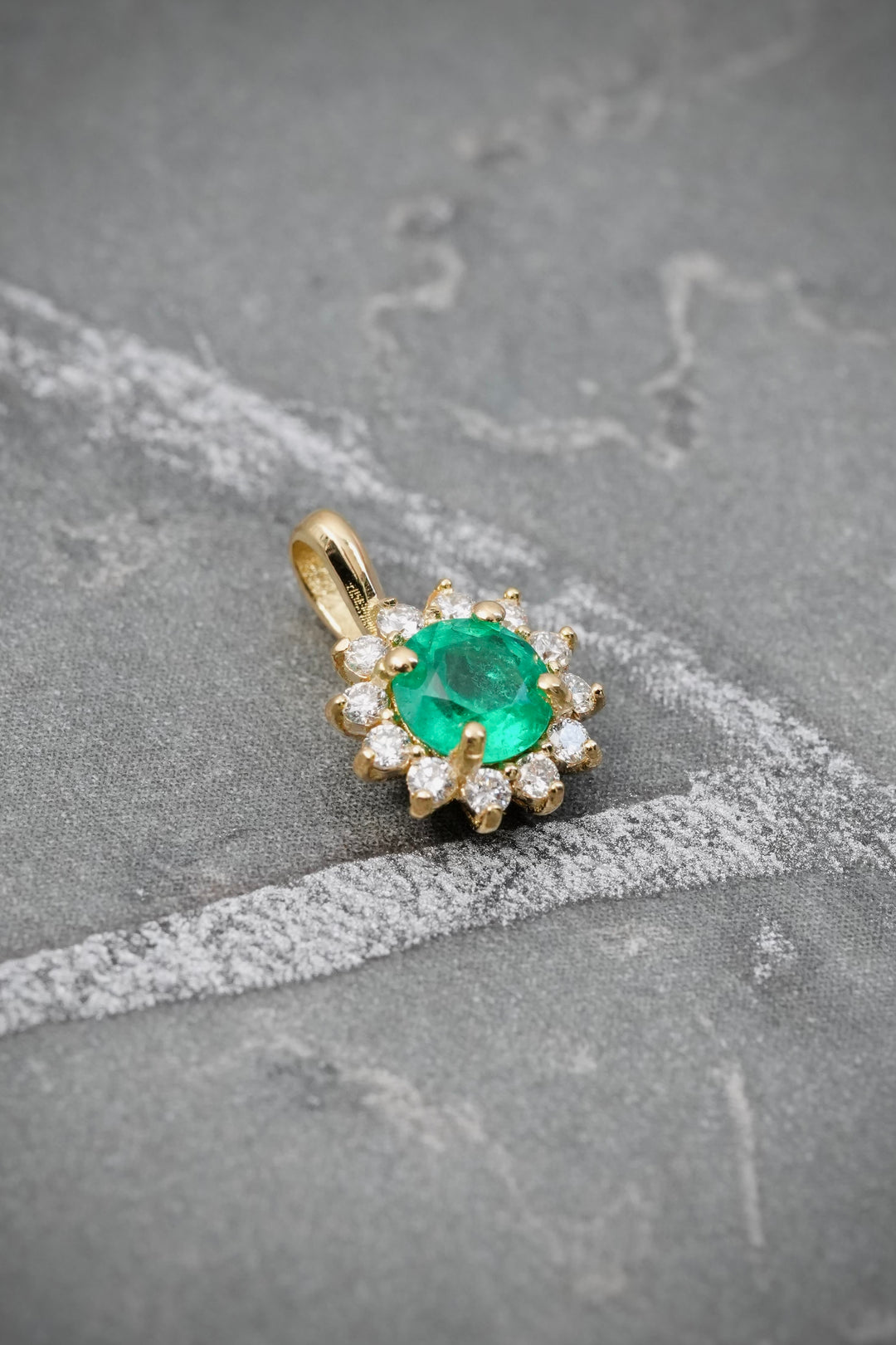 Dije con 25.5pts de Esmeralda y 12pts de Diamantes 0.7gr / 1.1cm / 7.9mm — Oro Amarillo
