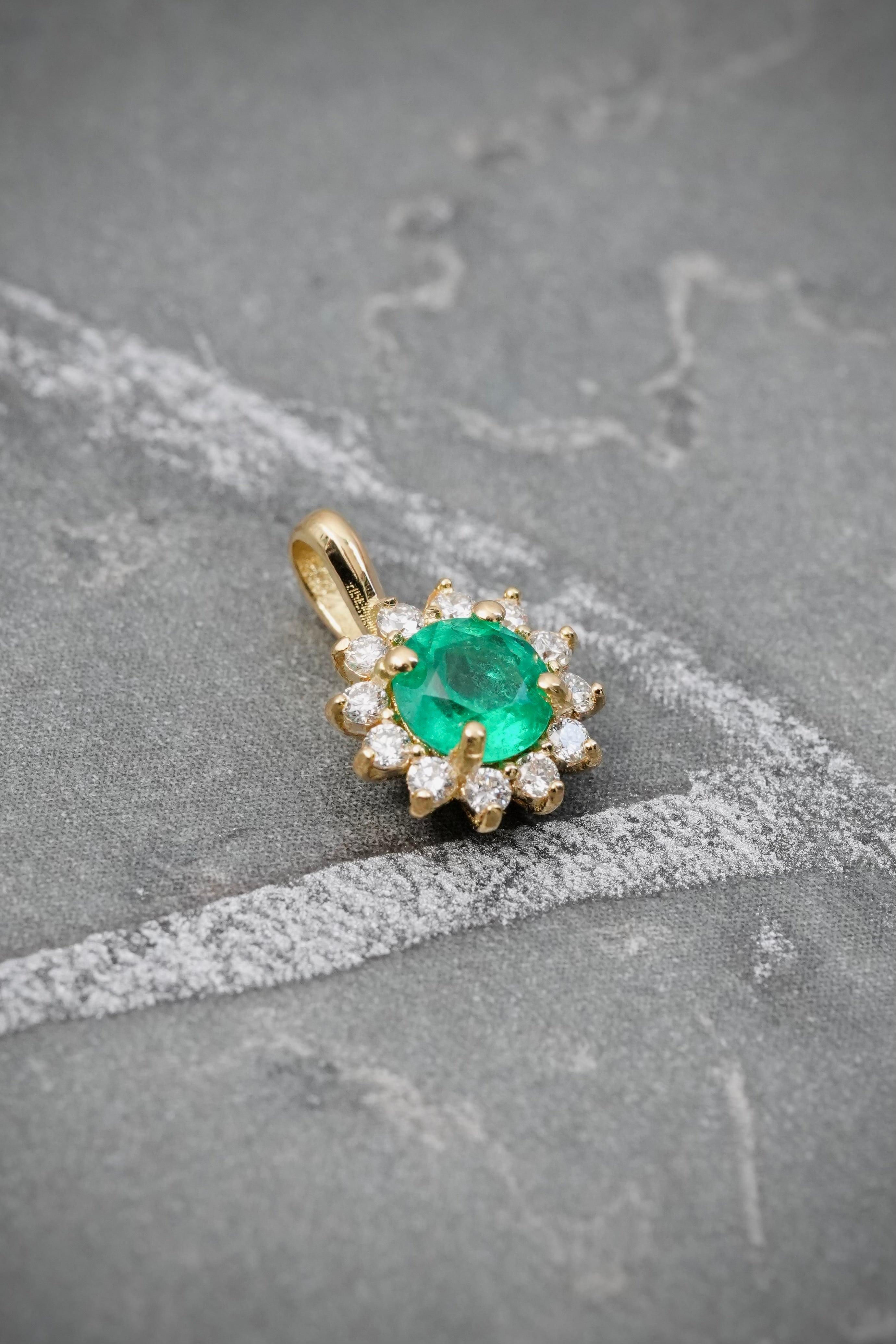 Dije con 25pts de Esmeralda y 12pts de Diamantes 0.75gr / 1.1cm / 7.8mm — Oro Amarillo