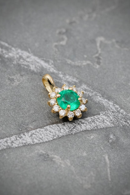 Dije con 25pts de Esmeralda y 12pts de Diamantes 0.75gr / 1.1cm / 7.8mm — Oro Amarillo
