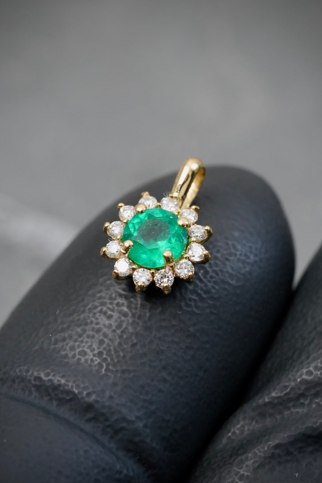 Dije con 25.5pts de Esmeralda y 12pts de Diamantes 0.7gr / 1.1cm / 7.9mm — Oro Amarillo