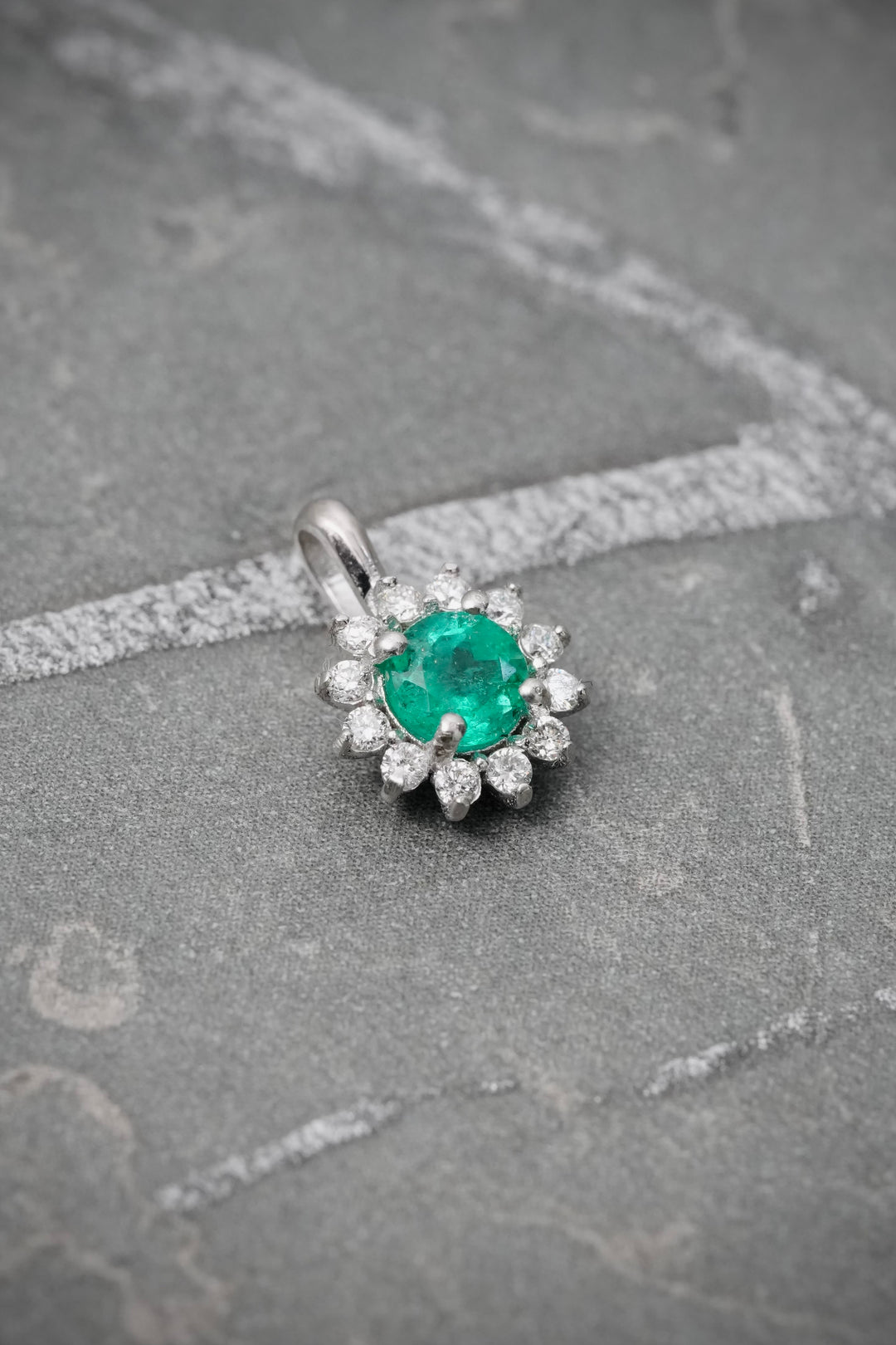 Dije con 28pts de Esmeralda y 12pts de Diamantes 0.65gr / 1.1cm / 7.6mm — Oro Blanco