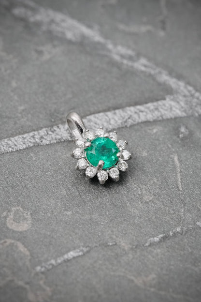 Dije con 27pts de Esmeralda y 12pts de Diamantes 0.7gr / 1.1cm / 7.7mm — Oro Blanco