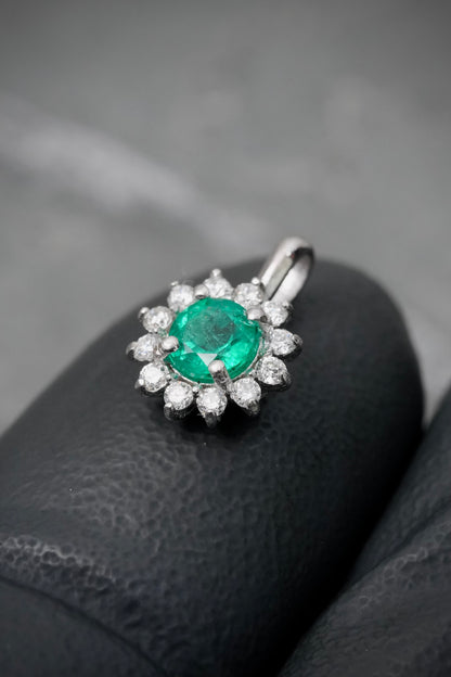 Dije con 27pts de Esmeralda y 12pts de Diamantes 0.7gr / 1.1cm / 7.7mm — Oro Blanco