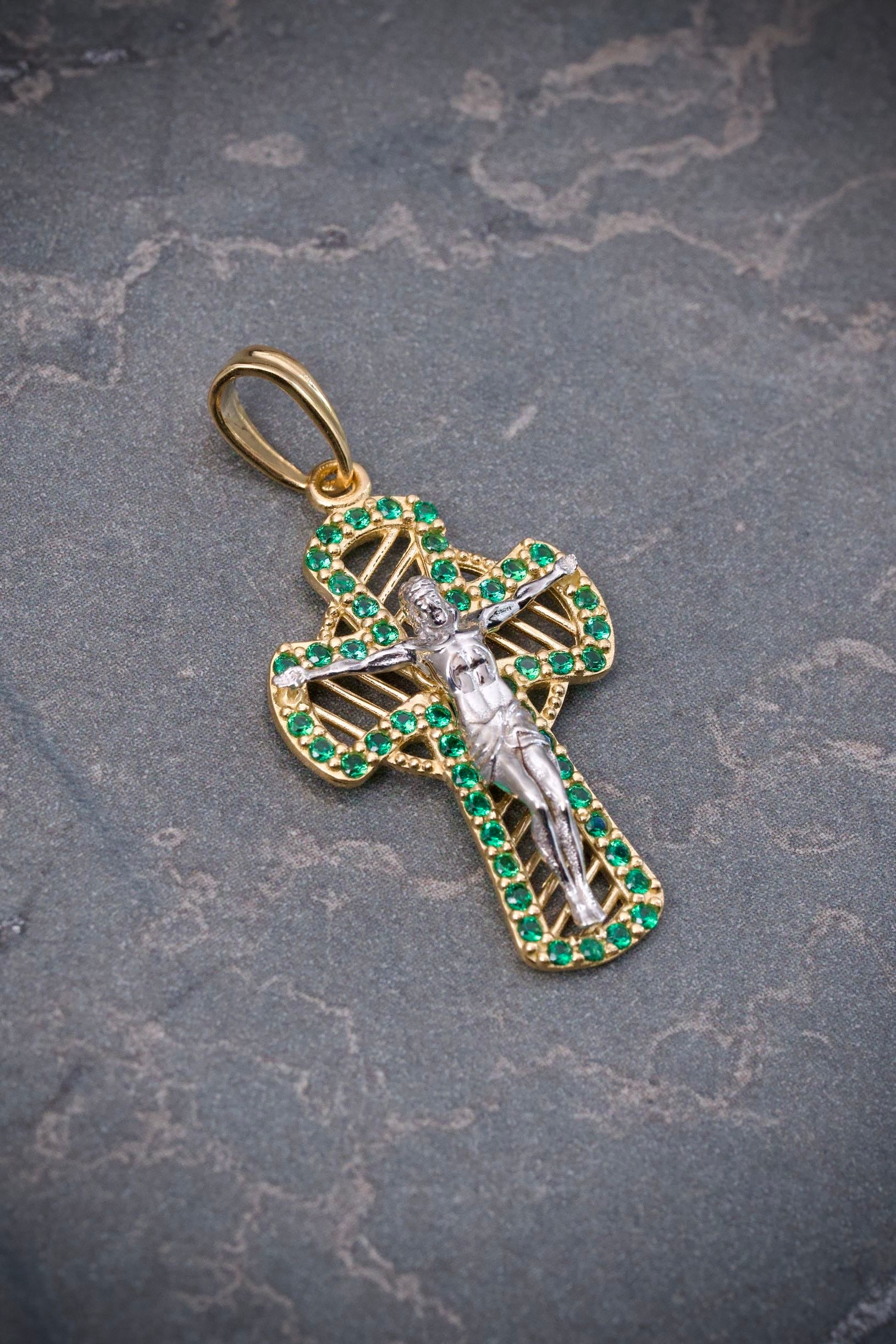 Dije cruz con cristo y swarovski verde 3.2gr / Largo 3.3cm / Dos Oros Nac M