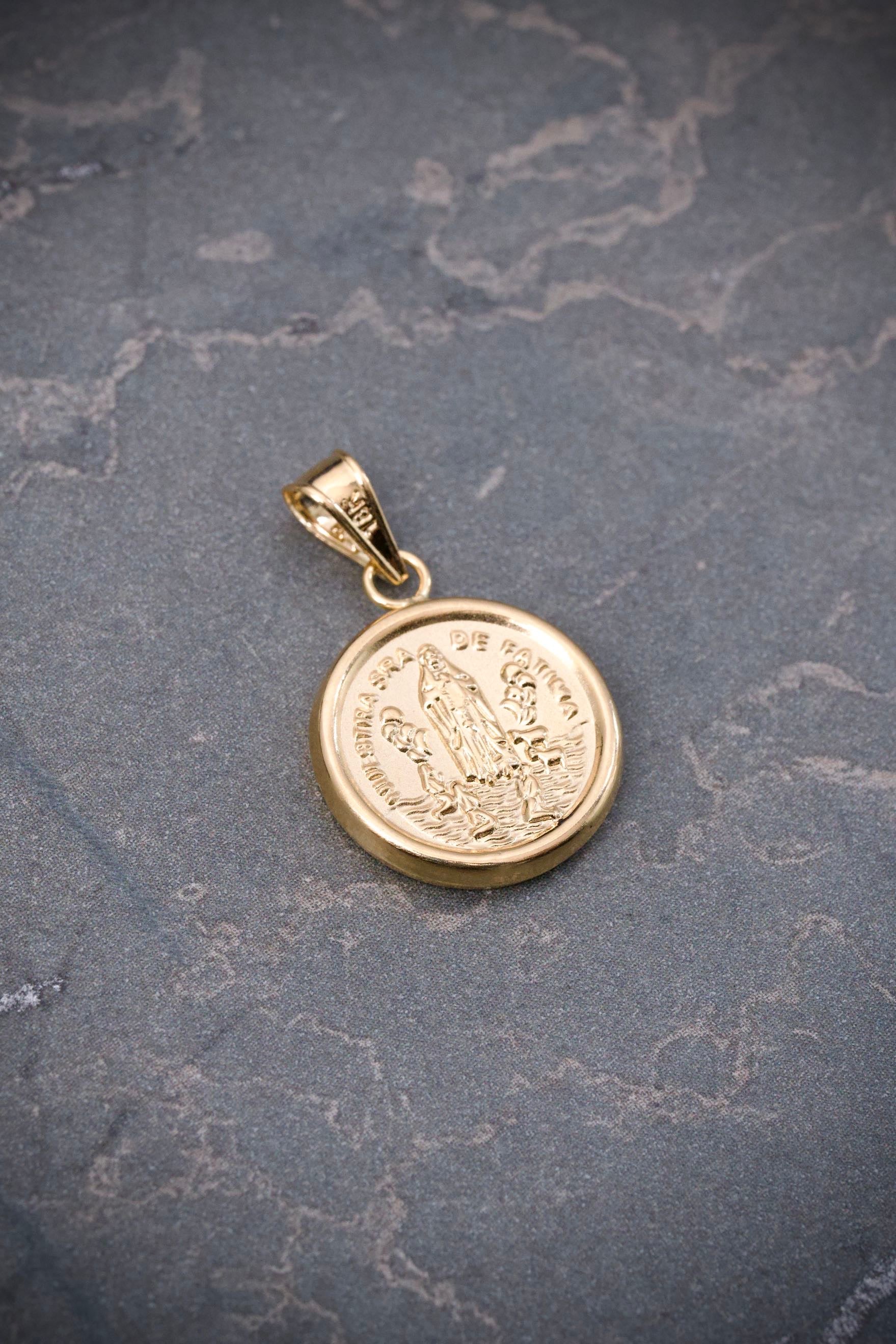 Dije virgen nuestra señora fatima 1.05gr / Largo 2.4cm — Oro Amarillo
