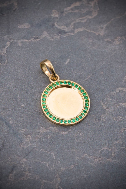 Dije placa con swarovski verde 2.2gr / Largo 2.3cm / Oro Amarillo Nac M