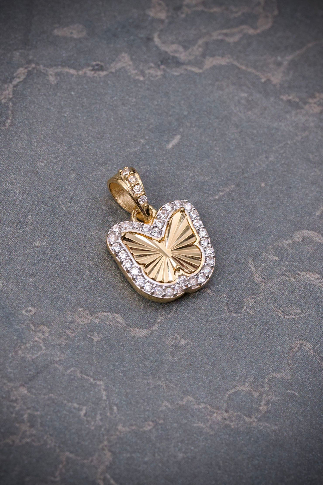 Dije mariposa con swarovski blanco 1.65gr / Largo 1.6cm — Oro Amarillo